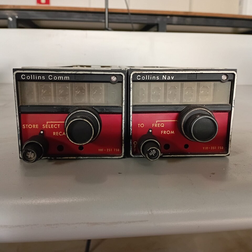 VHF + VOR Collins VHF251 + NAV VIR351 Leve detalhe na Bandeja